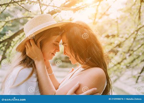 Lésbicas se Beijando: Amigas em Festa 